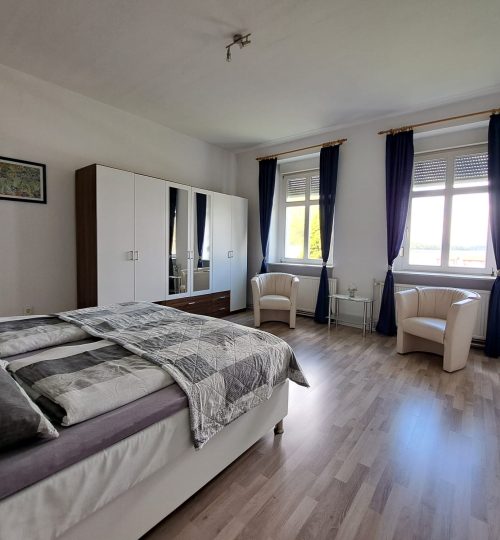 Schlafzimmer 1
